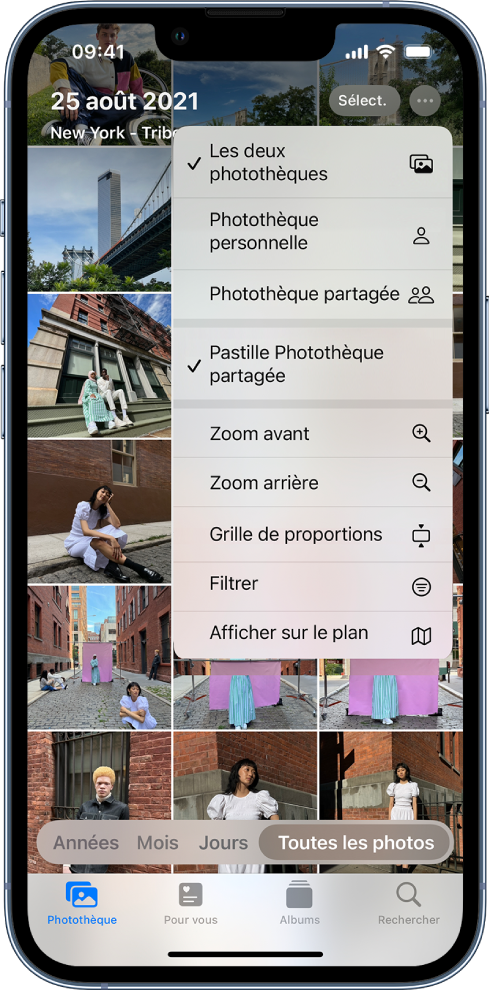 L’écran d’un iPhone présentant une photothèque personnelle et une photothèque partagée dans l’app Photos.
