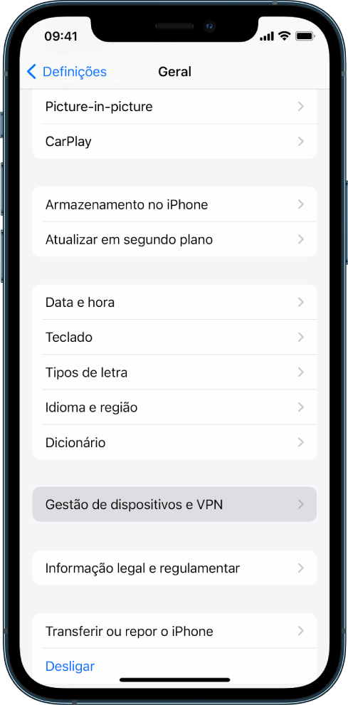 Um iPhone mostra a opção “Gestão de dispositivos e VPN” selecionada.