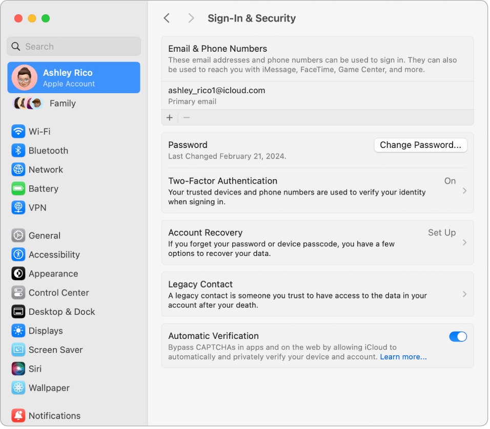 „Apple ID“ dalis „Password & Security“ skiltyje „System Settings“. Čia galite nustatyti „Account Recovery“ arba „Legacy Contact“.