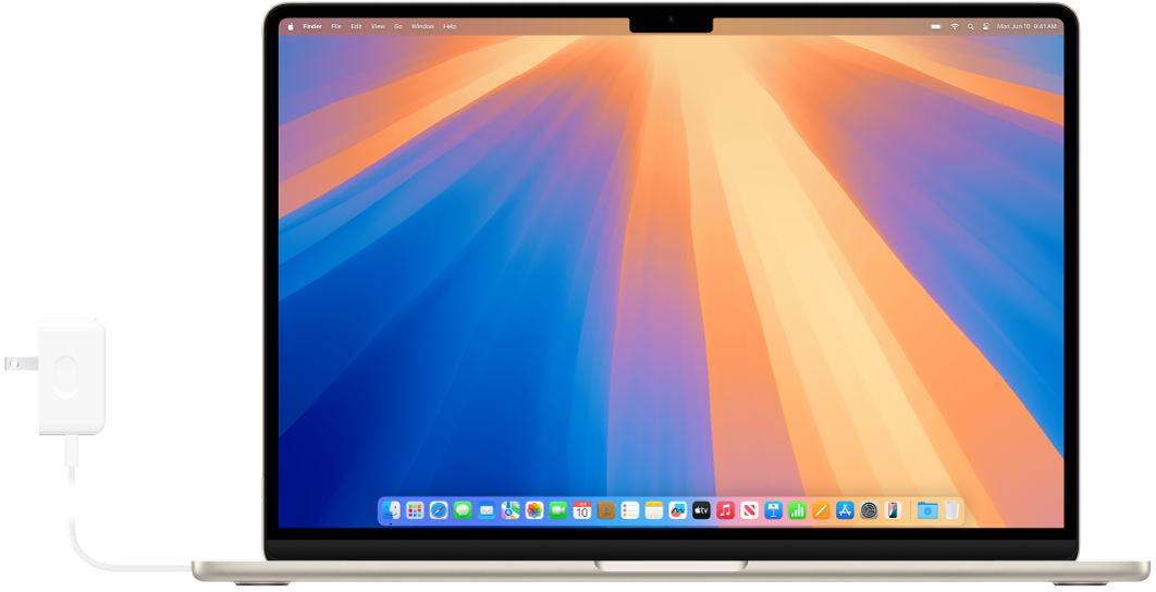 MacBook Air dators ar pievienotu strāvas adapteri.