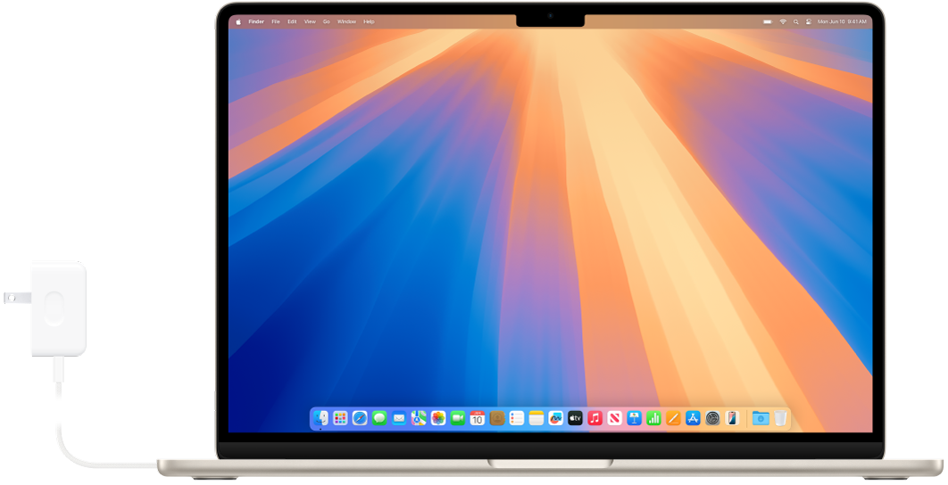 MacBook Air z podłączonym zasilaczem.