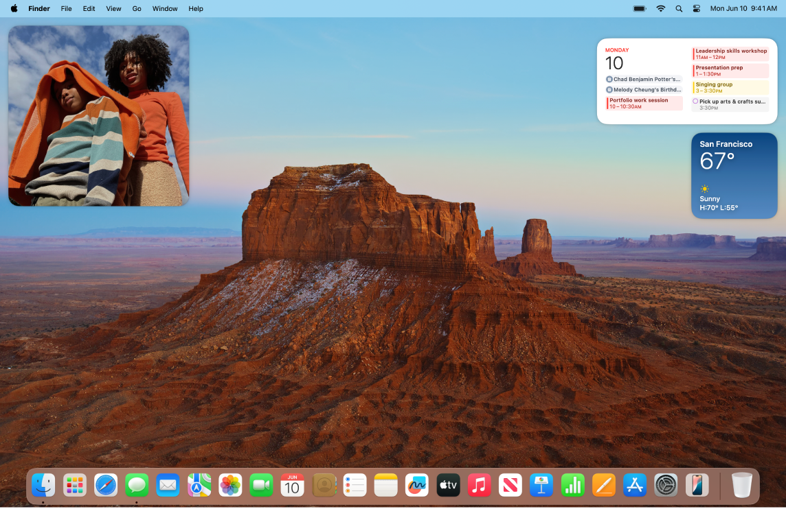 Un escritorio de un Mac con un fondo de pantalla personalizado.