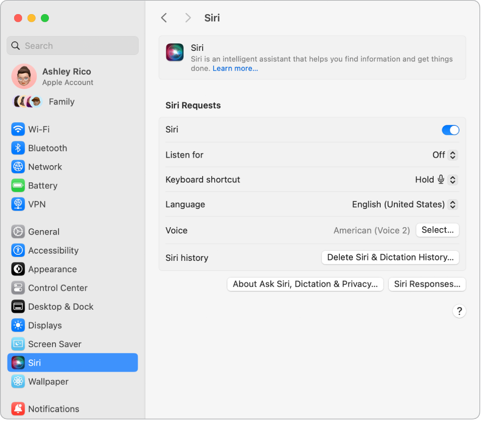 Janela de ajustes da Siri com a Siri selecionada e várias opções para personalização da Siri à direita