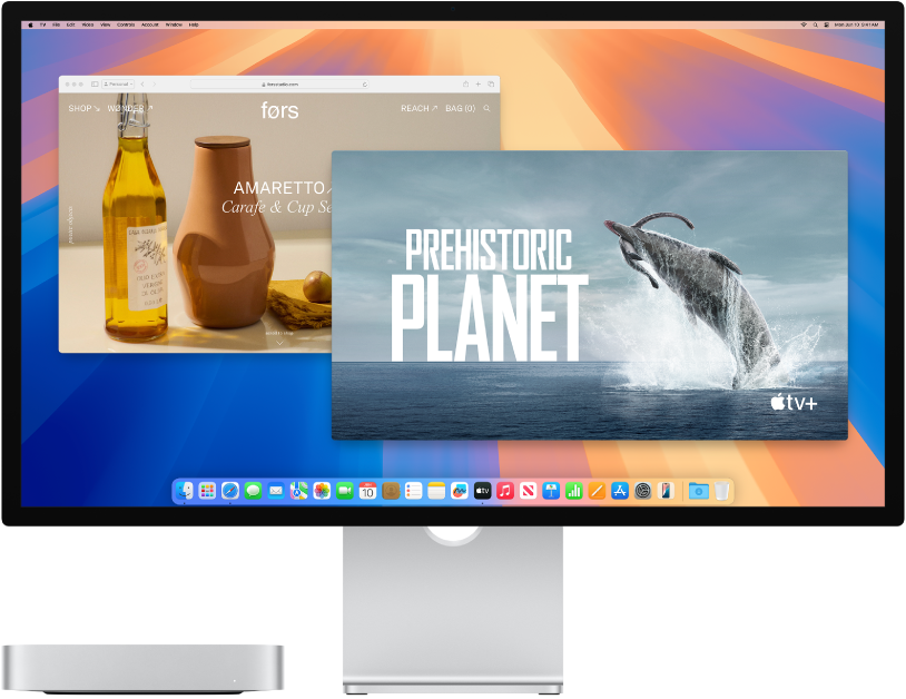 El Mac mini al costat d’una pantalla.