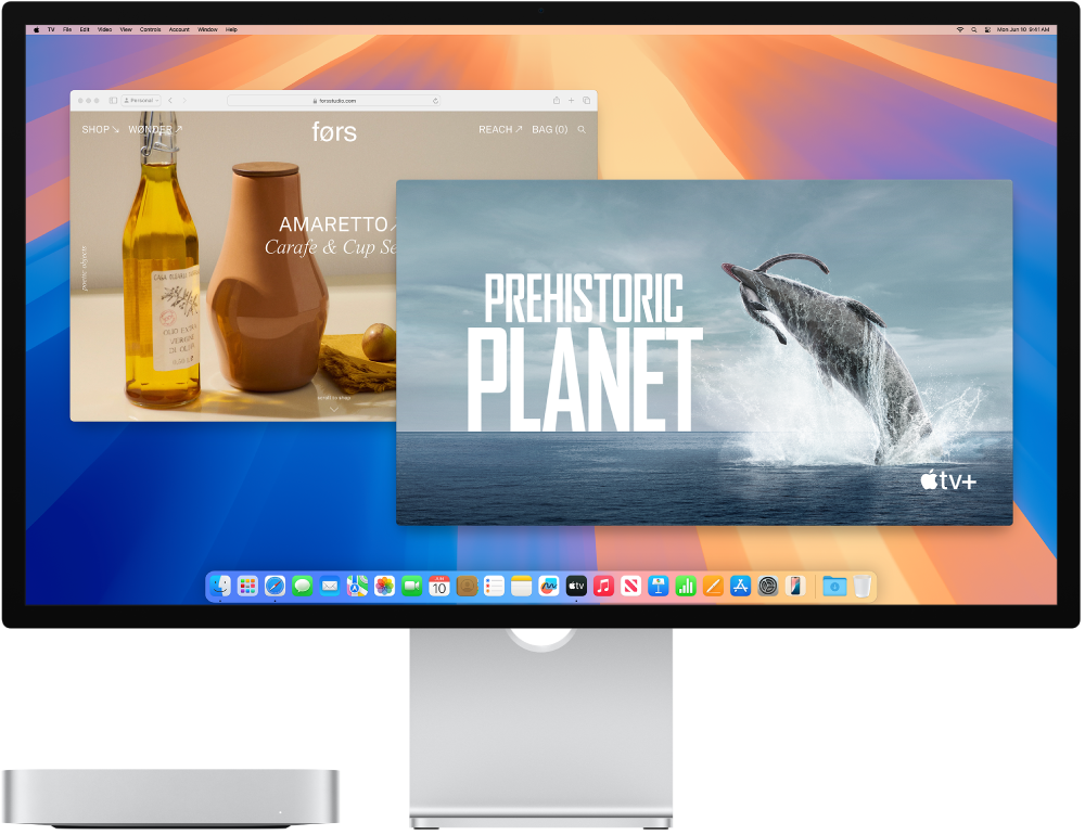 Mac mini in zaslon Apple Studio Display drug poleg drugega.