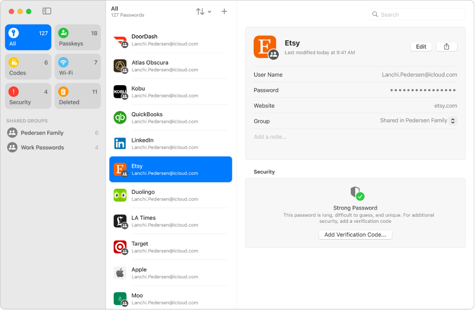 La schermata principale dell’app Password, con i diversi tipi di password nella barra laterale, a sinistra (con l’opzione Tutte selezionata), un elenco di tutti gli account con password al centro (con Etsy selezionato) e i dettagli relativi all’account di Etsy a destra.
