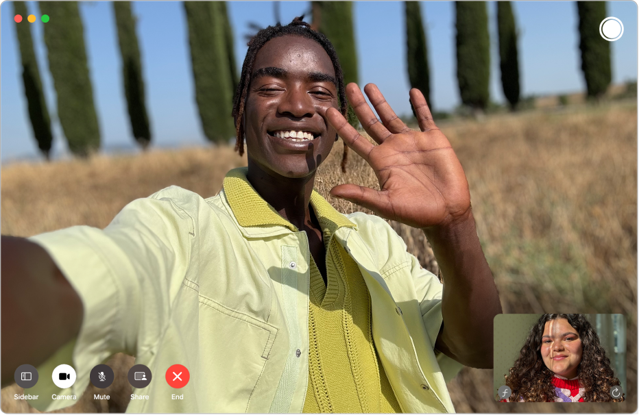 Fenêtre FaceTime pendant un appel vidéo entre deux personnes. La personne qui a lancé l’appel apparaît dans une vignette dans le coin inférieur droit, et l’autre participant se trouve dans la partie principale de la fenêtre.