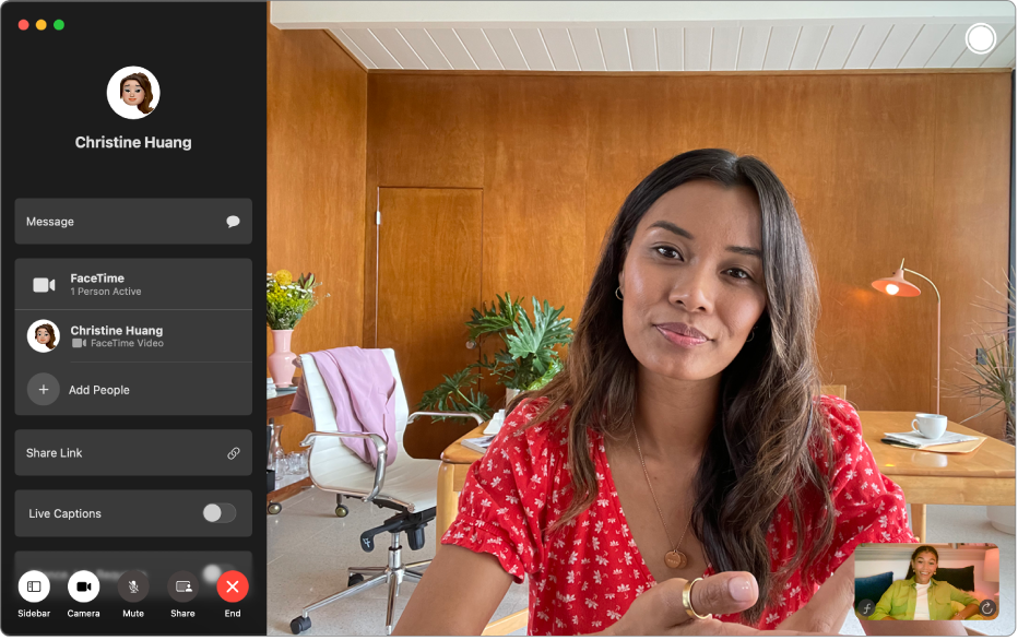 Một cuộc gọi FaceTime video đang diễn ra, với người tham gia hiện tại đang hiển thị ở bên phải. Trong thanh bên, tên của người tham gia xuất hiện, cùng với tùy chọn Thêm người.