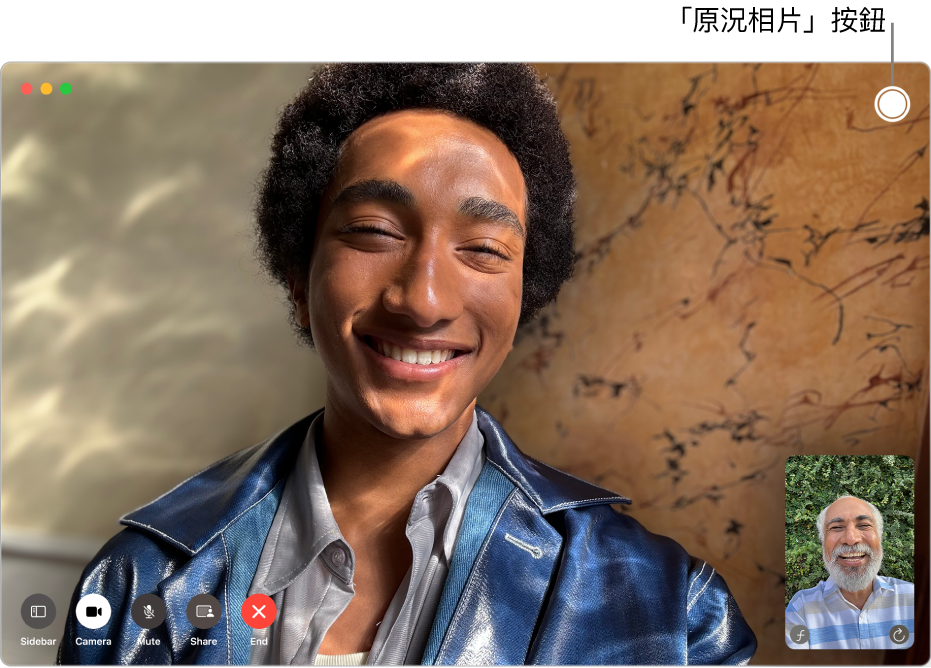 正在進行一對一視像通話的 FaceTime 視窗。 「原況相片」按鈕位於視窗右上角。