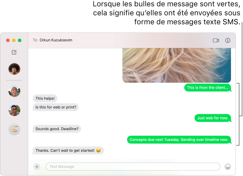 La fenêtre Messages avec plusieurs conversations dans la barre latérale de gauche, ainsi qu’une transcription sur la droite. Les messages s’affichent dans des bulles vertes, ce qui signifie qu’ils ont été envoyés comme SMS, MMS ou RCS.