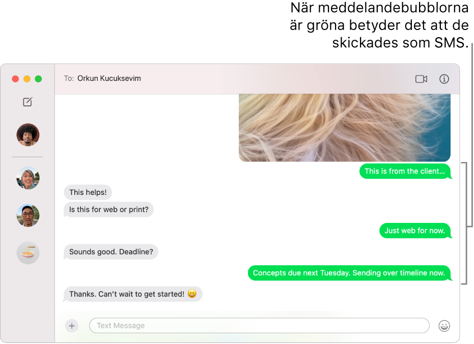 Meddelanden-fönstret med flera konversationer listade i sidofältet till vänster och en transkribering till höger. Meddelandebubblorna är gröna, vilket visar att de skickades som SMS, MMS eller RCS.