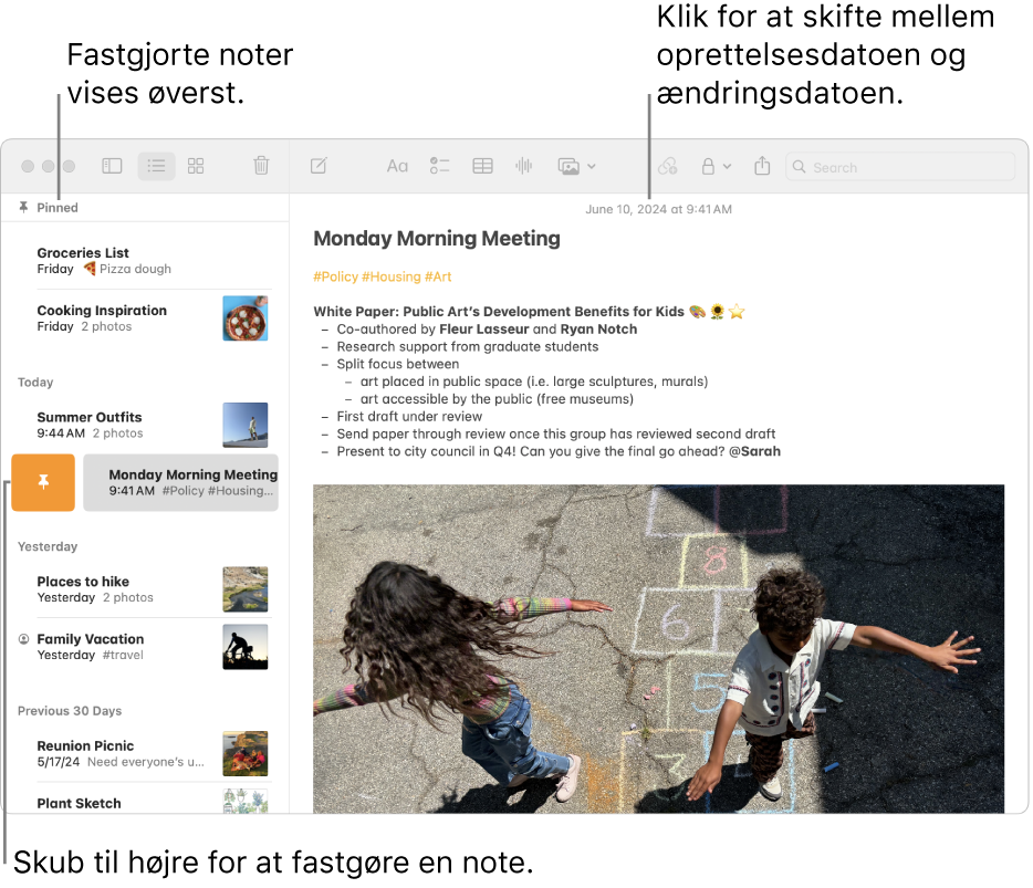 Et vindue i appen Noter på Mac med notelisten til venstre, fastgjorte noter øverst på notelisten og knappen Fastgør på en note. Indholdet af noten vises til højre med datoen øverst. Klik på datoen for at skifte mellem oprettelses- og redigeringsdatoen.