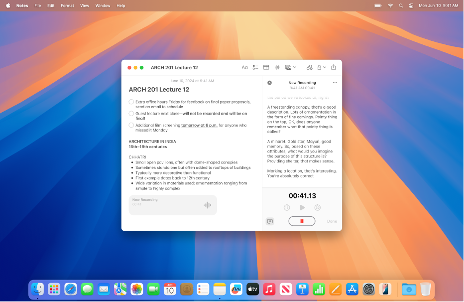 Ein Fenster der App „Notizen“ auf dem Mac, das eine Audioaufnahme im Notizenbereich anzeigt. Die Taste „Transkript einblenden“ ist aktiviert und ein Live-Transkript der Audioaufnahme wird angezeigt.