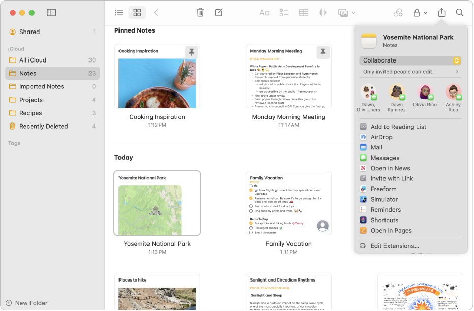 Ventana de la app Notas del Mac con notas visualizadas como galería y el menú Compartir. Los familiares y las amistades aparecen en los destinatarios sugeridos en la parte superior del menú desplegable Compartir. Debajo se muestran las diferentes opciones para compartir, que incluyen, de arriba abajo, “Añadir a la lista de lectura”, AirDrop, Mail, Mensajes, “Abrir en News”, “Invitar con un enlace”, Freeform, Recordatorios, Atajos, “Abrir en Pages”. También hay una opción para editar extensiones.