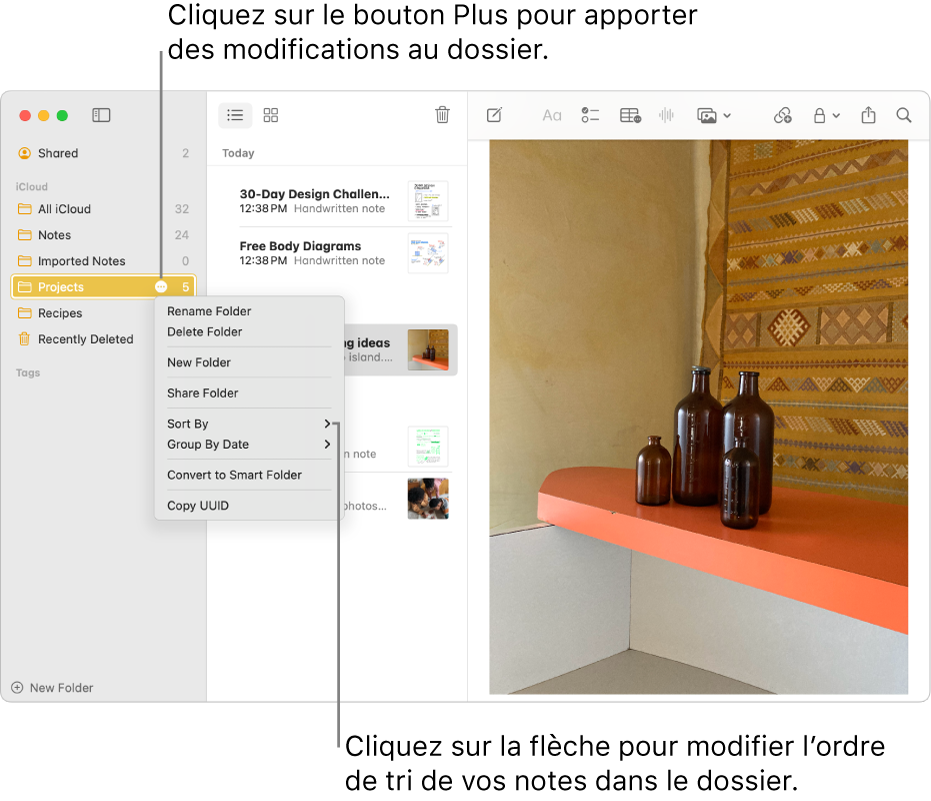 Fenêtre de l’app Notes sur un Mac avec un dossier dans la barre latérale qui affiche le bouton Plus où vous pouvez apporter des modifications à un dossier. Au-dessus de la liste de notes au centre se trouve l’option de tri, laquelle change l’ordre des notes; cliquez sur la flèche pour sélectionner un ordre de tri différent.