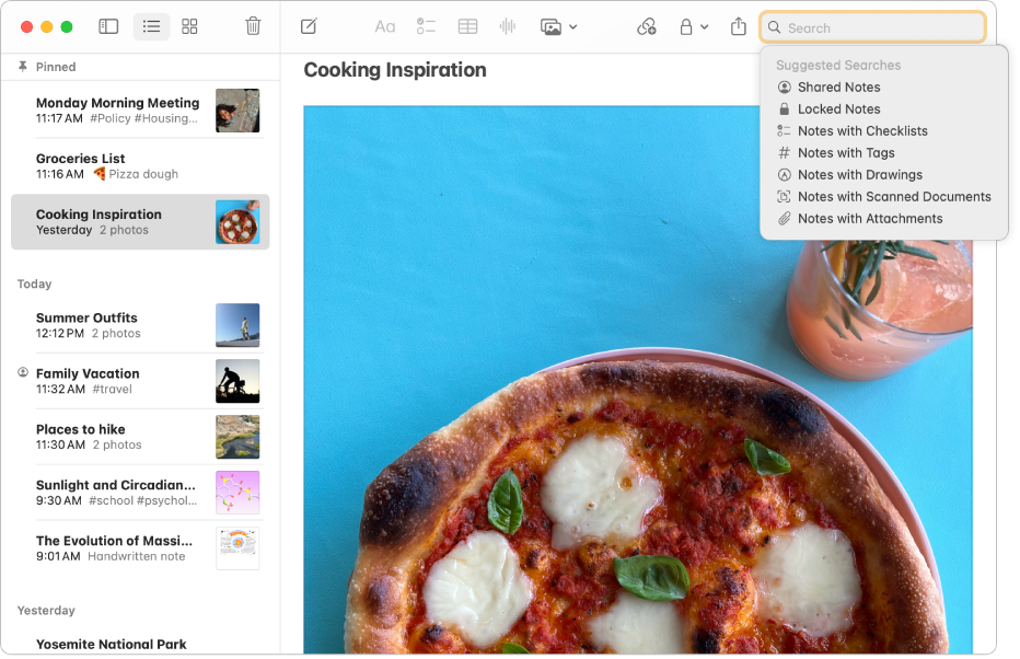 Mac पर नोट्स ऐप विंडो। यूज़र ने नोट्स में खोज शुरू करने के लिए खोज बटन पर क्लिक किया है। खोज क्षेत्र ख़ाली रहता है। सुझाए गए खोज प्रदर्शित होते हैं, जिनमें शेयर किए गए नोट्स, लॉक किए गए नोट्स, चेकलिस्ट वाले नोट्स, टैग वाले नोट्स, ड्रॉइंग वाले नोट्स, स्कैन किए गए दस्तावेज़ वाले नोट्स और अटैचमेंट वाले नोट्स शामिल हैं।
