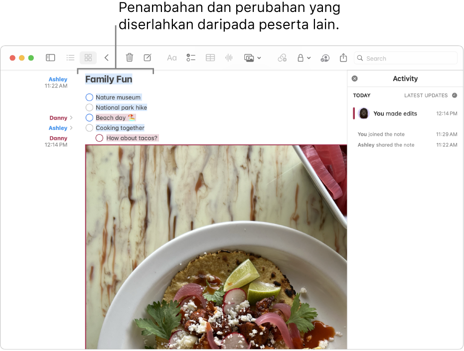 Nota dengan senarai semak menunjukkan senarai aktiviti keluarga. Perubahan daripada peserta lain diserlahkan.