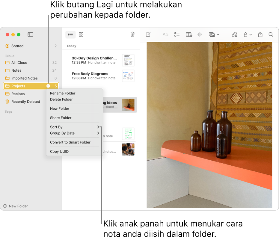 Tetingkap app Nota pada Mac dengan satu folder dalam bar sisi menunjukkan butang Lagi yang anda boleh membuat perubahan pada folder. Di atas senarai nota di bahagian tengah ialah pilihan isih, yang menukar tertib nota—klik anak panah untuk memilih tertib isih berbeza.