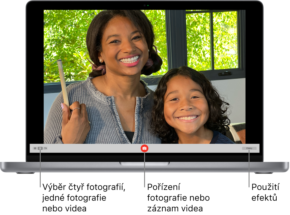 Okno Photo Booth s tlačítkem Pořídit snímek u dolního okraje. V levé dolní části okna je vybraná volba jednotlivých fotek a v pravé dolní části okna se nachází tlačítko Efekty.