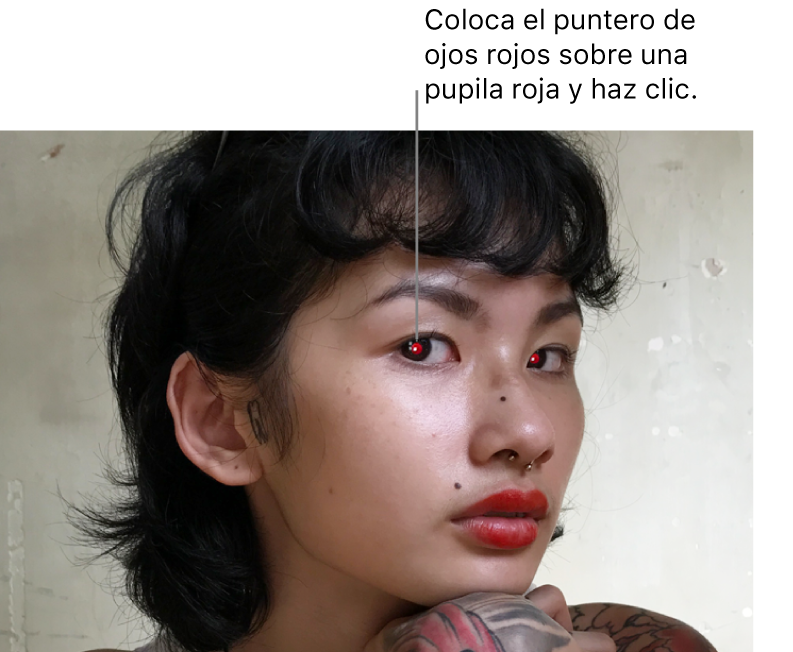 Una persona con ojos rojos.