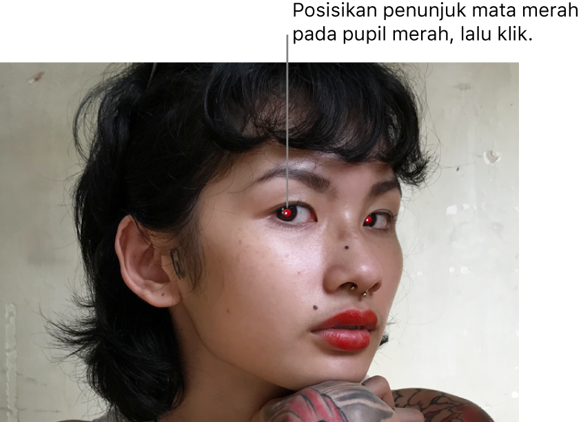 Foto orang menampilkan pupil merah.