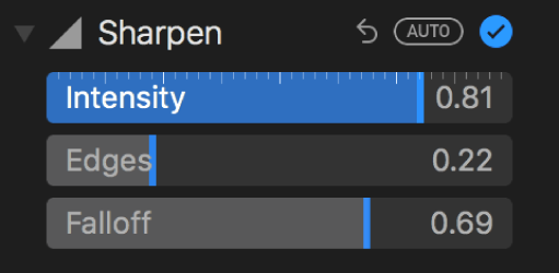 Skarpgjøring-kontroller i Juster-panelet, som viser skyveknappene for Intensitet, Kanter og Forringelse.