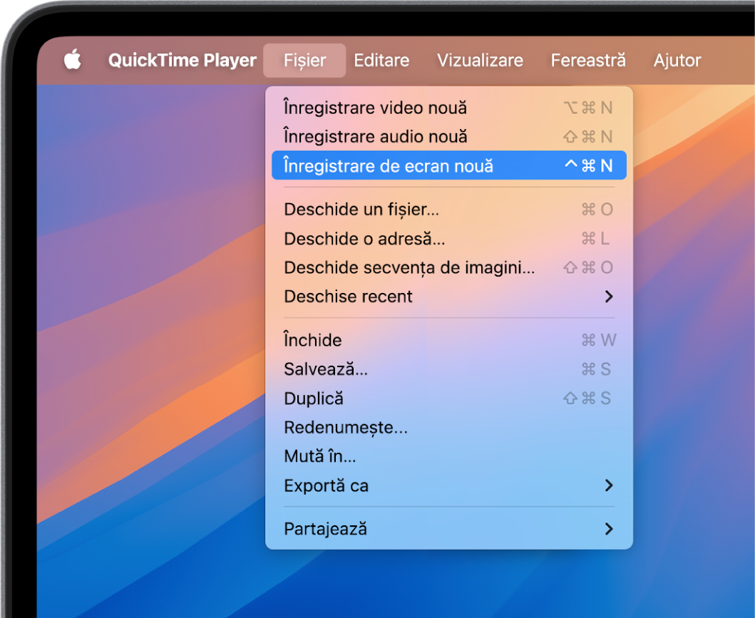 În aplicația QuickTime Player, meniul Fișier este deschis și comanda Înregistrare de ecran nouă este selectată pentru începerea înregistrării ecranului.