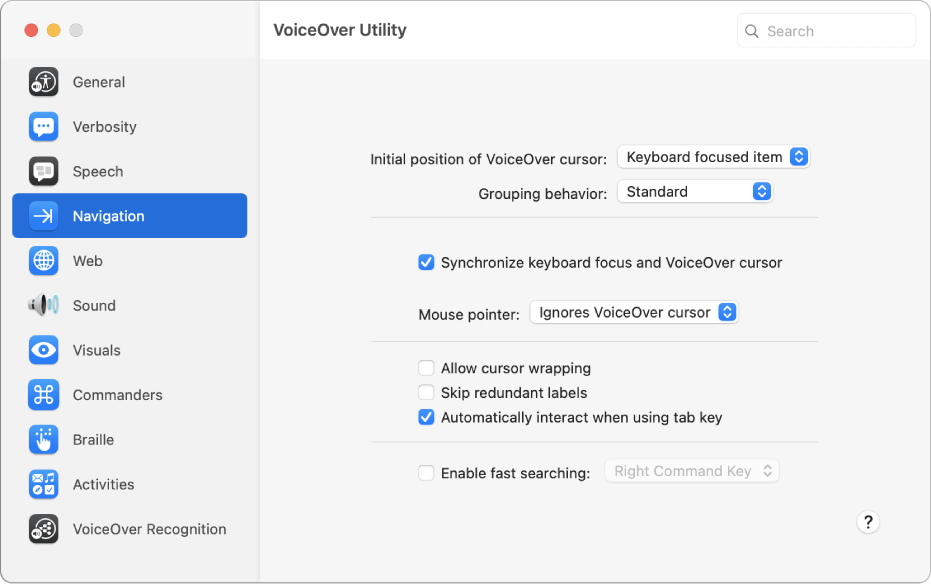 Jendela Utilitas VoiceOver menampilkan kategori Navigasi yang dipilih di bar samping di kiri dan pilihannya di kanan. Di pojok kanan bawah jendela terdapat Tombol Bantuan untuk menampilkan bantuan online VoiceOver mengenai pilihannya.