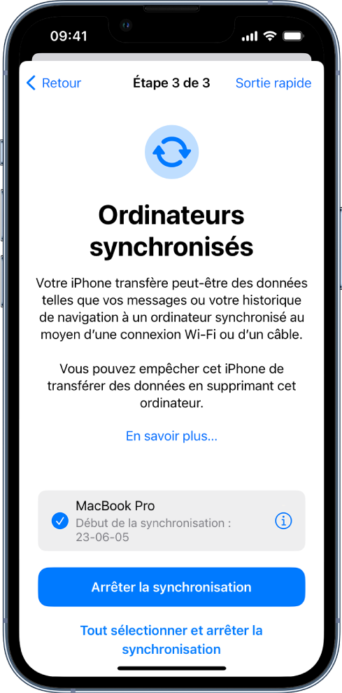 Deux écrans d’iPhone qui affichent les écrans Ordinateurs synchronisés et Relais privé iCloud.