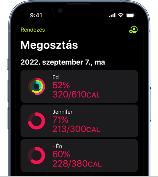 Egy iPhone képernyője, amelyen két másik személlyel megosztott tevékenységadatok láthatók.