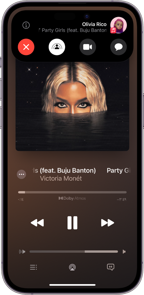 مكالمة فيس تايم تعرض جلسة مشاركة التشغيل، بها محتوى Apple Music تتم مشاركته بشكل متزامن في المكالمة. تظهر صورة الشخص الذي يشارك المحتوى في الجزء العلوي من الشاشة، وتظهر صورة الألبوم الذي تتم مشاركته أسفل عناصر تحكم فيس تايم، وتظهر عناصر التحكم في التشغيل في الجزء العلوي من صورة الألبوم.