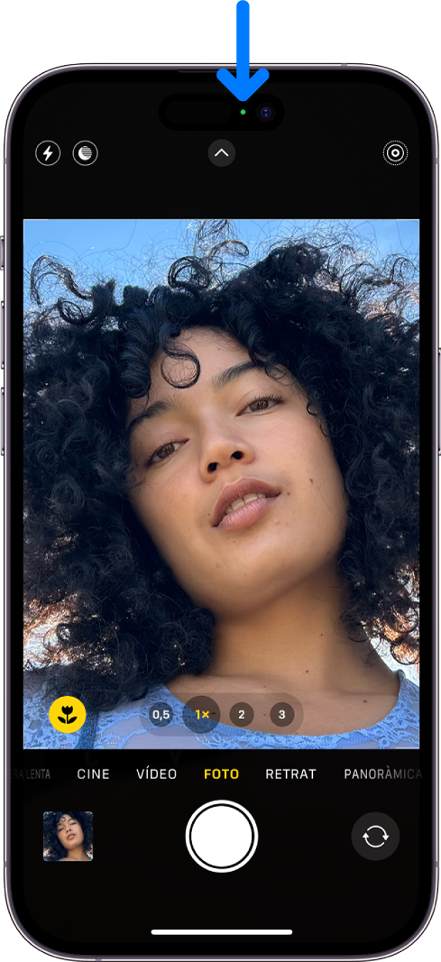 Pantalla de l’app Càmera en mode de foto. Un indicador verd a la part superior central mostra que la càmera està en ús.