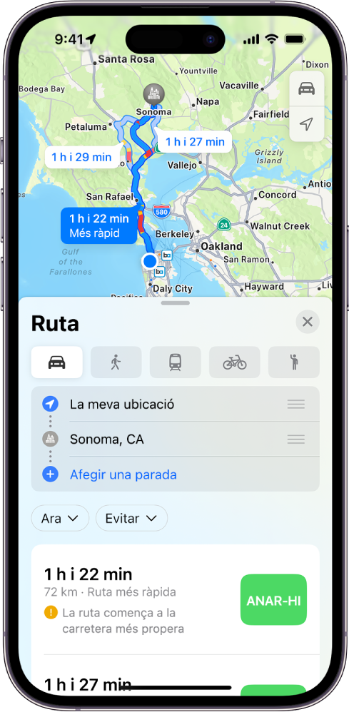 Mapa que mostra diverses rutes en cotxe entre dues ubicacions, amb la ruta més ràpida seleccionada. La targeta de la ruta proporciona detalls, com ara el temps de viatge estimat, la distància i una descripció breu. A la dreta dels detalls de cada ruta hi ha un botó “Anar”.