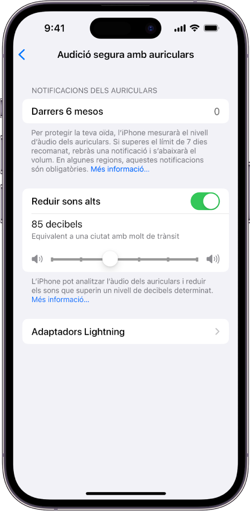 Pantalla d’audició segura amb auriculars, on es veu el nombre de notificacions dels auriculars enviades en els últims 6 mesos, l’opció per reduir els sons alts, un regulador per canviar el nivell de decibels màxim i el límit de 85 decibels seleccionat.