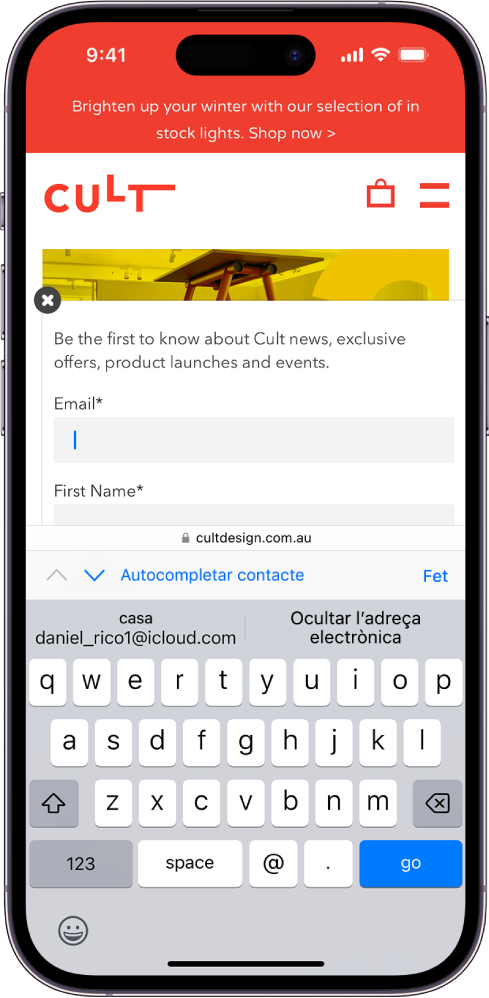 En un lloc web hi ha la pàgina d’un contacte oberta, i s’hi està afegint una adreça electrònica. El teclat està obert. A sobre del teclat, es mostren dues opcions per autocompletar el camp: afegir una adreça electrònica real o una adreça electrònica d’ocultació.