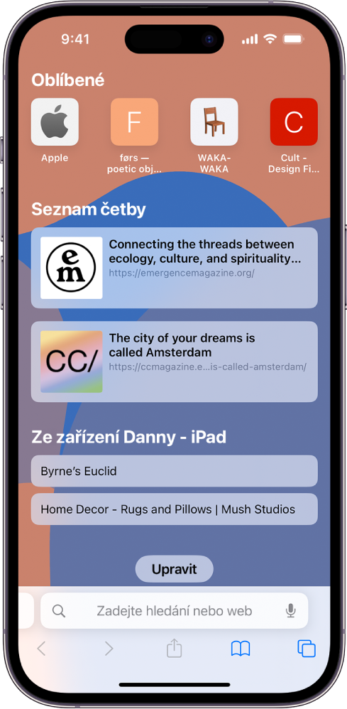 Úvodní stránka v Safari s oblíbenými webovými stránkami, webovou stránkou uloženou do seznamu četby a webovými stránkami otevřenými na vašich ostatních zařízeních Apple. U dolního okraje obrazovky je vidět tlačítko Upravit.