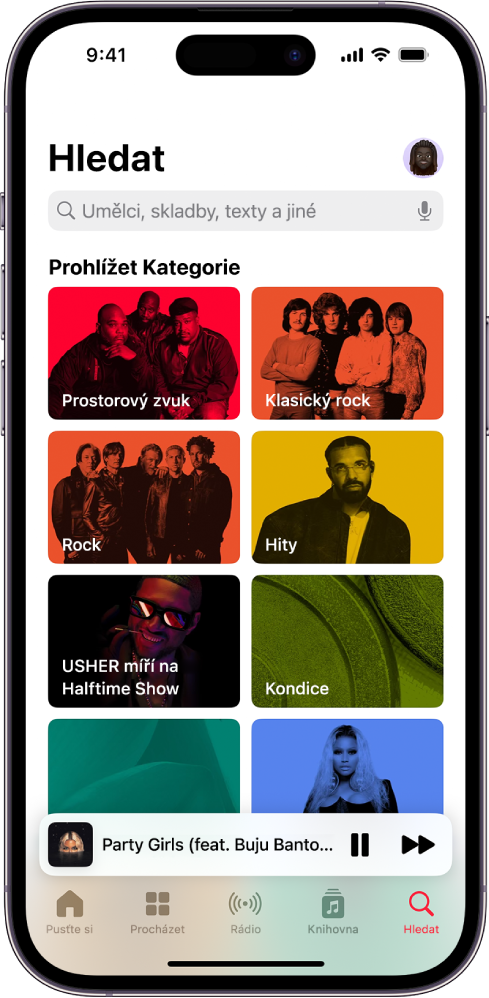 Obrazovka Hledat s vyhledávacím polem u horního okraje. Pod ním se nachází oddíl „Procházet kategorie“ s osmi kategoriemi.