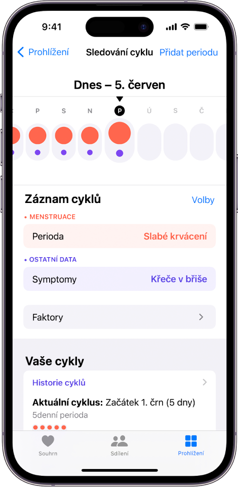 Obrazovka Sledování cyklu s týdenní časovou osou u horního okraje. Prvních 5 dnů je na časové ose označeno plnými červenými kroužky a fialovými tečkami. Pod časovou osou se nacházejí volby pro přidávání informací o periodě, symptomech apod.