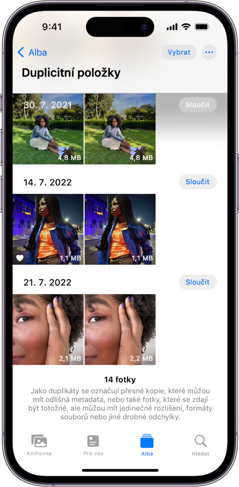 Obrazovka duplicitních položek s dvojicemi duplicitních fotek. Napravo od každé dvojice se zobrazuje tlačítko Sloučit.