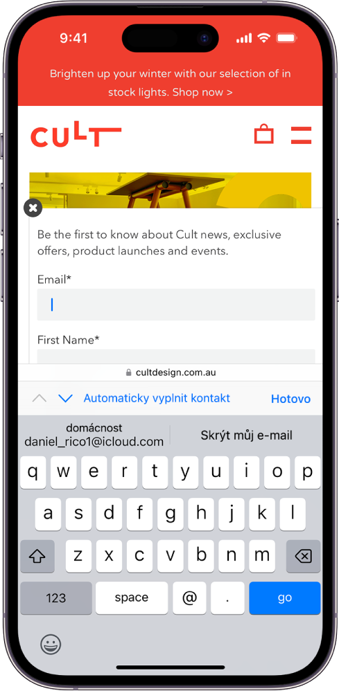 Na webové stránce je vidět otevřená stránka kontaktu, na kterou se přidává e‑mailová adresa. Je otevřená klávesnice. Nad klávesnicí má funkce automatického vyplňování dvě možnosti: přidat skutečnou e-mailovou adresu nebo pro tuto webovou stránku vytvořit novou adresu pro funkci Skrýt můj e‑mail.