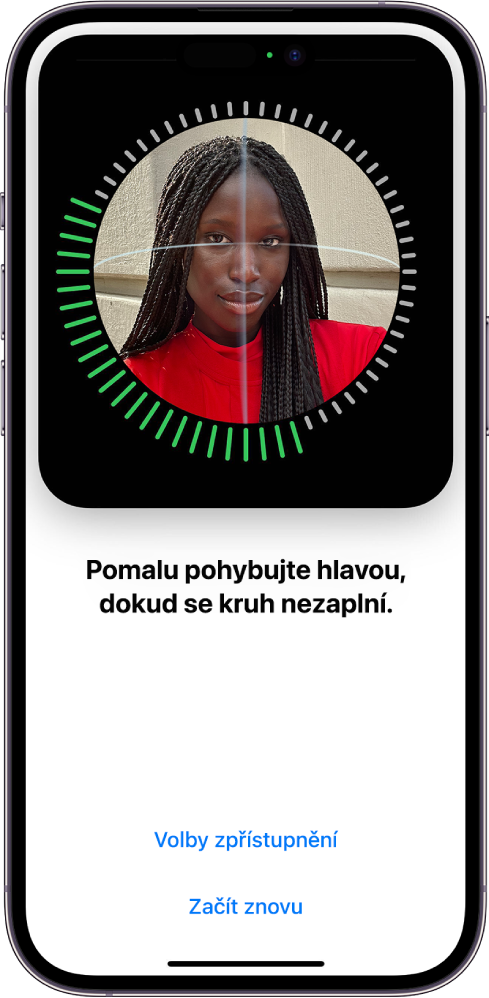 Obrazovka nastavení rozpoznávání Face ID. Na displeji je vidět tvář v kruhu. Text pod ní žádá uživatele, aby pomalým pohybem hlavy opsal celý obvod kruhu. U dolního okraje obrazovky se nachází tlačítko voleb zpřístupnění a tlačítko Začít znovu.