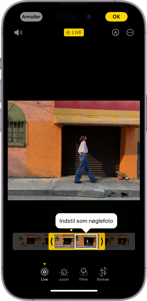 En Live Photo-skærm med et Live Photo i midten. Under fotoet vises billedfremviseren med knappen Indstil som nøglefoto aktiv. I hver ende af billedfremviseren er der to pile, som du kan bruge til at tilpasse dit Live Photo. Nederst på skærmen ses knapperne Live, Juster, Filtre og Beskær. Knappen Live er valgt. Knappen Annuller ses i det øverste venstre hjørne af skærmen, og knappen OK ses i det øverste højre hjørne af skærmen. Øverst på skærmen fra venstre mod højre findes knapperne Lydløs, Live, Markering og Tilbehør også.