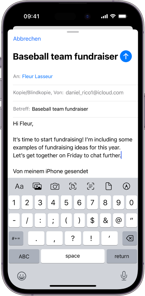 Ein Entwurf einer E-Mail mit den Optionen für Anhänge über der Tastatur.