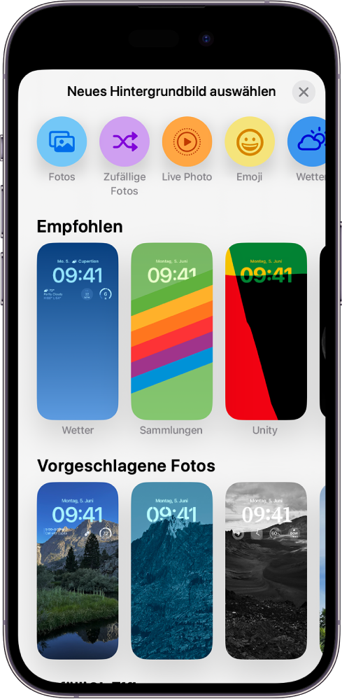 Der Bildschirm „Neues Hintergrundbild auswählen“ mit einer Galerie der wählbaren Hintergründe zum Anpassen des iPhone-Sperrbildschirms in Kategorien wie „Empfohlen“ und „Vorgeschlagene Fotos“. Im oberen Bereich befinden sich Tasten zum Hinzufügen von Fotos, Personen, zufälligen Fotos, Emojis und einer Wetteransicht zum Hintergrund des Sperrbildschirms.