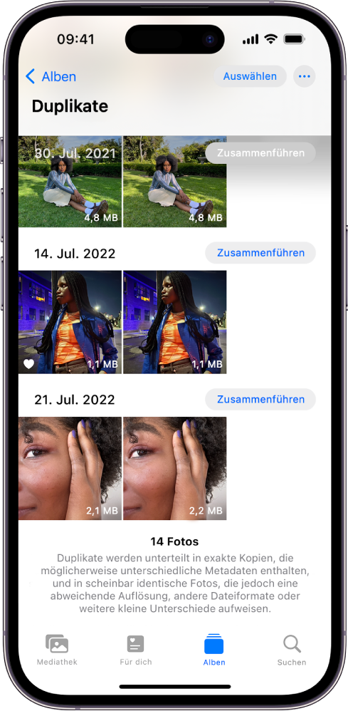 Der Bildschirm „Duplikate“ mit doppelten Fotos nebeneinander. Auf der rechten Seite des Bildschirms werden die Tasten „Zusammenführen“ angezeigt, mit denen du einzelne Fotopaare zusammenführen kannst.