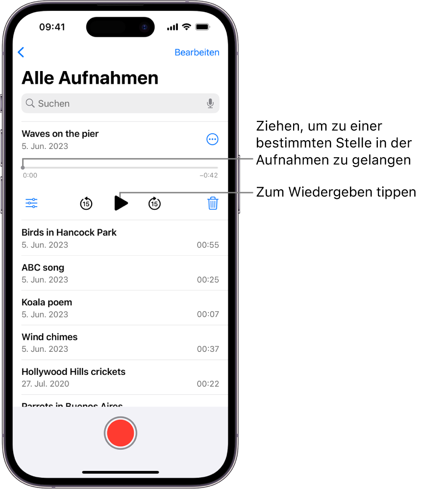 Der Bildschirm der App „Sprachmemos“ mit der Liste der Aufnahmen und der ausgewählten Aufnahme oben. In der Timeline der Aufnahme befindet sich die Abspielposition, die du zu einer bestimmten Stelle in deiner Aufnahme bewegen kannst. Unter der Timeline sind die Steuerelemente für die Wiedergabe.