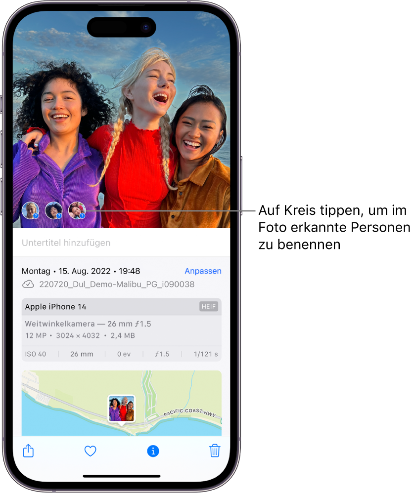 In der oberen Hälfte des iPhone-Bildschirms wird ein geöffnetes Foto in der App „Fotos“ angezeigt. In der unteren Hälfte des Bildschirms werden Informationen zum Foto angezeigt, darunter (von oben nach unten) Aufnahmedatum und -uhrzeit, das verwendete iPhone-Modell, die Kameraeinstellungen und eine Karte. Unten auf dem Bildschirm werden (von links nach rechts) die Tasten „Teilen“, „Favoriten“, „Info“ und „Löschen“ angezeigt. Die Taste „Info“ ist ausgewählt.