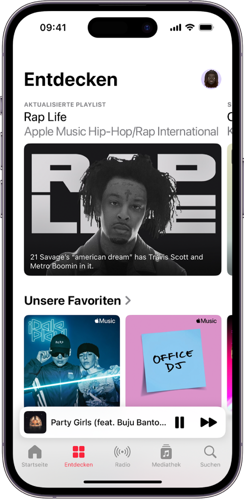 Der Bildschirm „Entdecken“ mit einer empfohlenen Playlist oben. Du kannst nach links streichen, um mehr vorgestellte Musik und Videos zu entdecken. Unten wird die Option „Empfehlungen der Redaktion“ mit zwei Playlists von Apple Music angezeigt. Du kannst auf dem Bildschirm nach oben streichen, um neue Musik und Empfehlungen zu sehen.