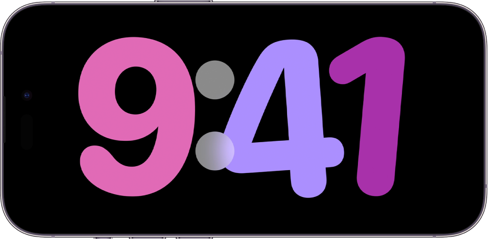 Un iPhone en modo En espera, recargándose y colocado en modo horizontal, mostrando un reloj digital en la pantalla.