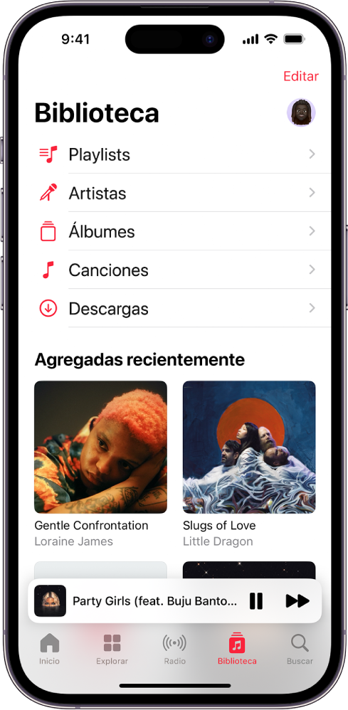 La pantalla Biblioteca mostrando una lista de categorías, incluyendo Playlists, Artistas, Álbumes, Canciones y Descargas. Debajo de la lista aparece el encabezado Agregadas recientemente. El reproductor mostrando el título de la canción actual y los botones Pausar y Siguiente, que aparecen cerca de la parte inferior.